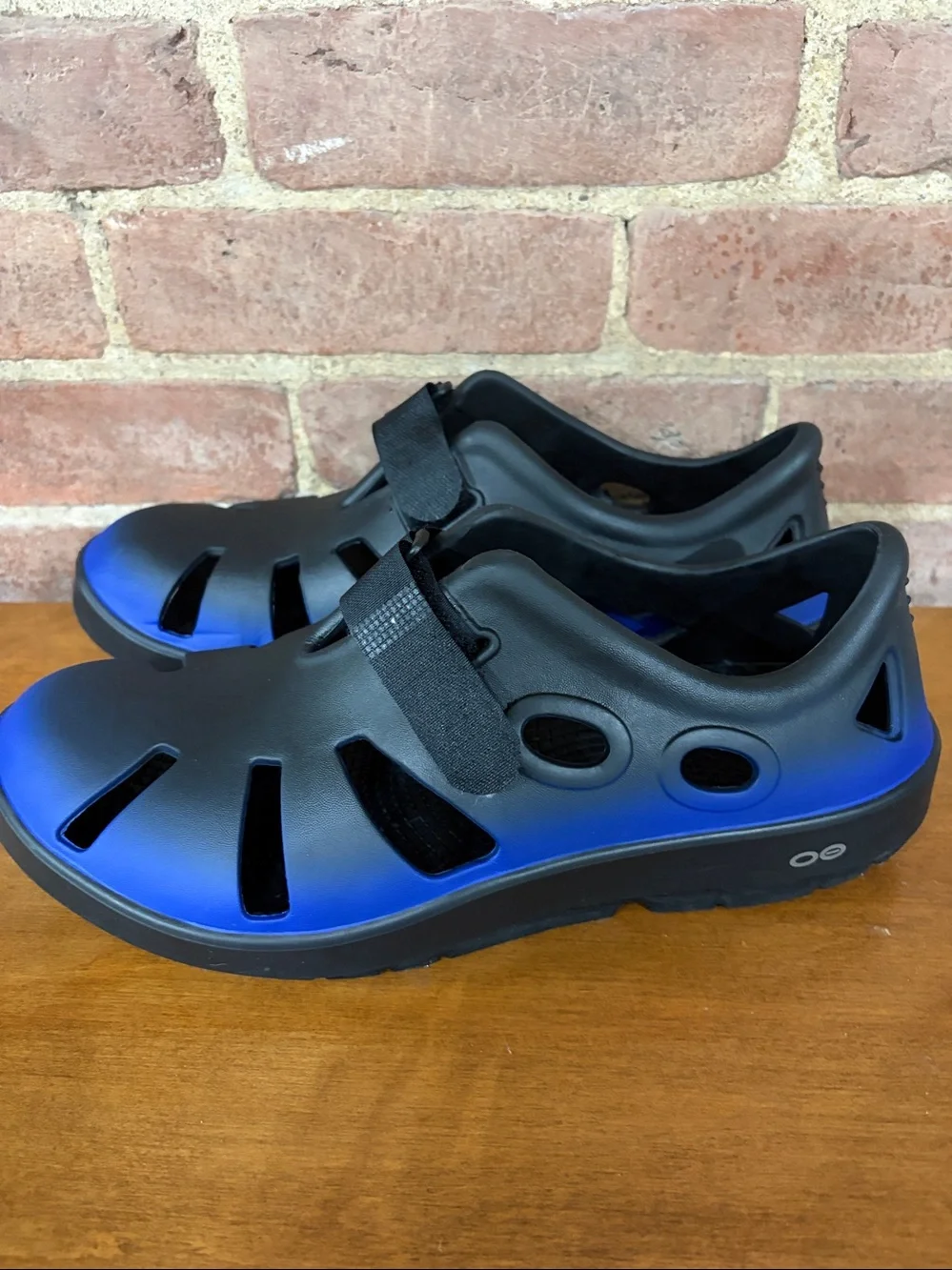 OOFOS OOcandoo Sandals in black/blue ombré size M11/W13 unisex hook & loop strap